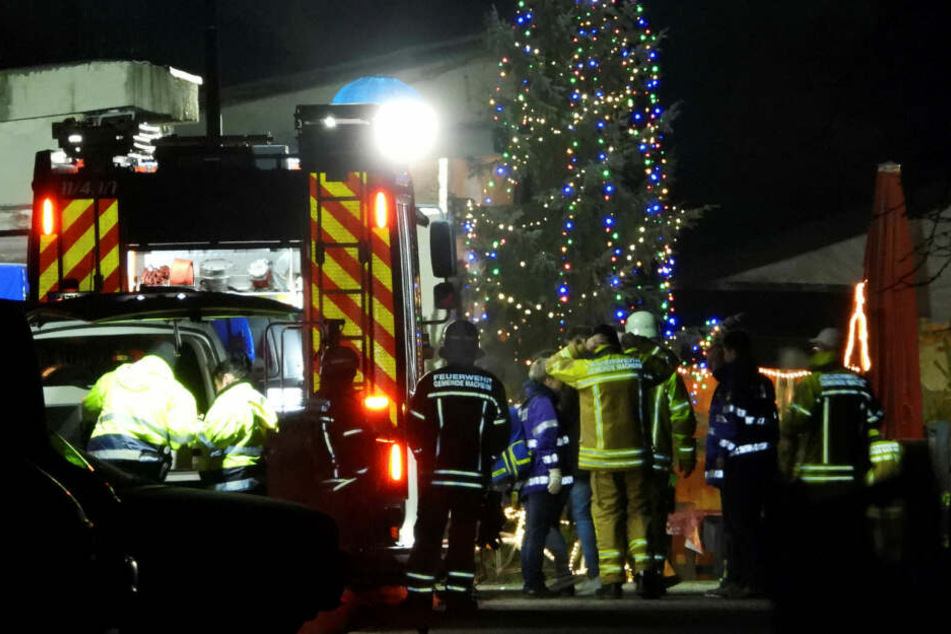 Rettungskräfte sind auf dem weihnachtlich geschmückten Gelände des Bauunternehmers eingetroffen. Ein Mann konnte reanimiert werden, für zwei andere Gäste der Party kam die Hilfe zu spät.